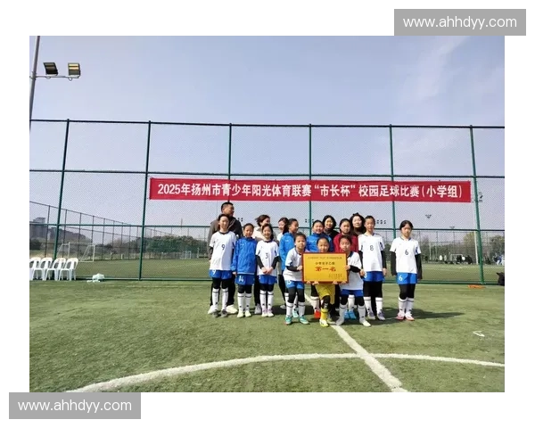 围绕我在球场看足球比赛的激情瞬间与难忘互动的全景纪实故事